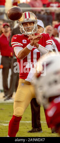 Santa Clara, Californie, États-Unis. 17 novembre, 2019. San Francisco 49ers quarterback Jimmy Garoppolo (10) le dimanche, Novembre 17, 2019, au stade de Lévis à Santa Clara, en Californie. Les 49ers défait les cardinaux 36-26. Crédit : Al Golub/ZUMA/Alamy Fil Live News Banque D'Images