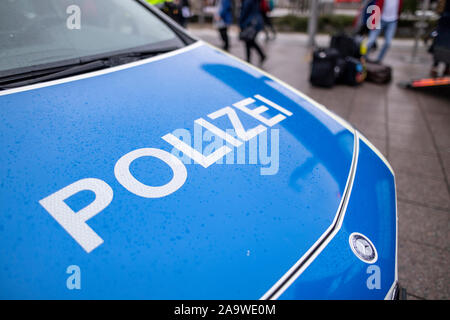 Freiburg, Allemagne. 06 Nov, 2019. Un service de police fédéral véhicule est stationné à la gare principale, près de la voie ferrée. La police fédérale d'améliorer la protection des installations ferroviaires. Selon la police fédérale, les dangers du trafic ferroviaire sont souvent sous-estimés. Crédit : Patrick Seeger/dpa/Alamy Live News Banque D'Images