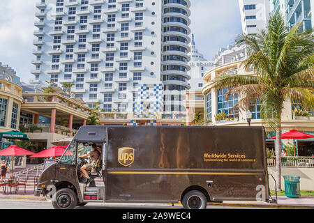 Miami Beach Florida,15th Street,UPS,livraison,van,camion,FL100331005 Banque D'Images