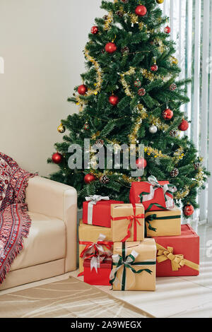 Belle maison de vacances avec l'arbre de Noël décoré présente dans la salle d'amour Banque D'Images