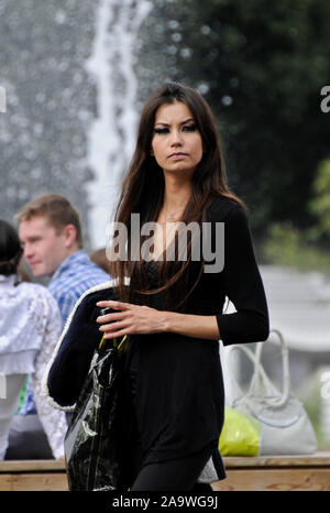 Brunette femme russe. Gorky Park, Moscou, Russie Banque D'Images