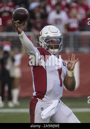 Santa Clara, États-Unis. 17 novembre, 2019. Arizona Cardinals quarterback Kyler Murray (1) lance contre les San Francisco 49ers au quatrième trimestre à Levi's Stadium à Santa Clara, Californie le dimanche, Novembre 17, 2019. Les 49ers défait les cardinaux 36-26 pour aller 9-1. Photo par Terry Schmitt/UPI UPI : Crédit/Alamy Live News Banque D'Images