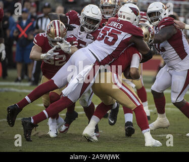 Santa Clara, États-Unis. 17 novembre, 2019. San Francisco 49ers quarterback Jimmy Garoppolo (10) est renvoyé pour une perte de 7 yards par Arizona Cardinals linebacker Chandler Jones (55) dans le troisième trimestre à Levi's Stadium à Santa Clara, Californie le dimanche, Novembre 17, 2019. Les 49ers défait les cardinaux 36-26 pour aller 9-1. Photo par Terry Schmitt/UPI UPI : Crédit/Alamy Live News Banque D'Images