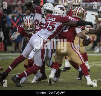 Santa Clara, États-Unis. 17 novembre, 2019. San Francisco 49ers quarterback Jimmy Garoppolo (10) est renvoyé pour une perte de 7 yards par Arizona Cardinals linebacker Chandler Jones (55) dans le troisième trimestre à Levi's Stadium à Santa Clara, Californie le dimanche, Novembre 17, 2019. Les 49ers défait les cardinaux 36-26 pour aller 9-1. Photo par Terry Schmitt/UPI UPI : Crédit/Alamy Live News Banque D'Images