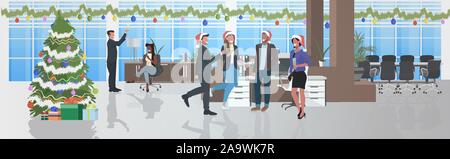 Les gens d'affaires de l'entreprise célèbre partie collaborateurs drinking champagne joyeux noël bonne année les vacances d'hiver, concept moderne bureau toute la longueur de l'intérieur d'illustration vectorielle horizontale Illustration de Vecteur