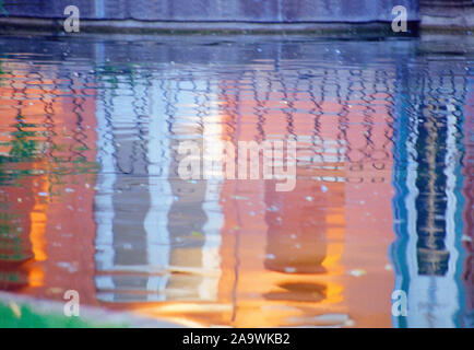 Réflexion sur l'eau. Casita del Pescador, le parc du Retiro, Madrid, Espagne. Banque D'Images