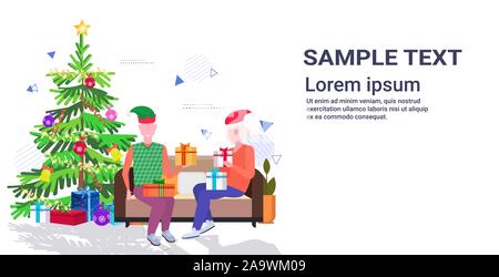Man elf hat giving present gift box à mature woman sitting on couch famille fête joyeux noël bonne année les vacances d'hiver, toute la longueur de l'espace concept copie horizontale vector illustration Illustration de Vecteur
