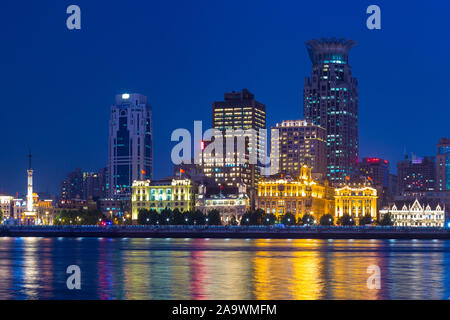 Vue de nuit de Shanghai par la rivière Huangpu en Chine Banque D'Images