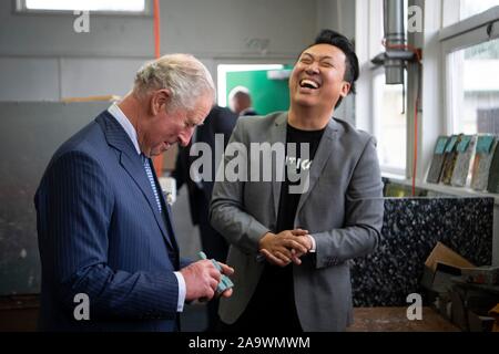 Le Prince de Galles se penche sur le processus de fabrication de produits fabriqués à partir de déchets plastiques, lors d'une visite à conception critique, une société basée à Auckland qui fabrique une gamme de produits accessoires de bureau et à partir de matériaux recyclés, au Wesley Intermediate School à Auckland le deuxième jour de la visite royale de Nouvelle-Zélande. PA Photo. Photo date : lundi 18 novembre 2019. Voir PA story Tournée royale. Crédit photo doit se lire : Victoria Jones/PA Wire Banque D'Images