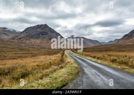 Route de montagne à distance dans les Highlands écossais Banque D'Images