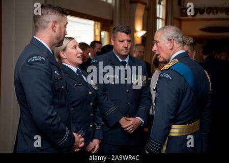 Le Prince de Galles parle avec le personnel militaire de la reine à réception de couleur RNZAF Whenuapai, le deuxième jour de la visite royale de Nouvelle-Zélande. PA Photo. Photo date : lundi 18 novembre 2019. Voir PA story Tournée royale. Crédit photo doit se lire : Victoria Jones/PA Wire Banque D'Images