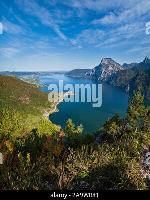 Automne paisible montagne Alpes vue sur le lac Traunsee de Kleiner Sonnstein sommet rock, Ebensee, Autriche. Banque D'Images