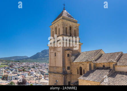 Clocher de l'église et le paysage environnant d'Alcaudete, Espagne Banque D'Images