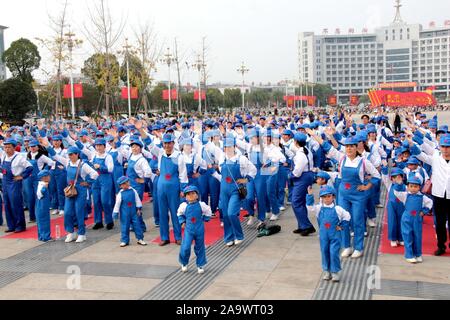Jiangxi, Hunan en Chine. 18 Nov, 2019. Jiangxi, Chine 17 novembre 2019-.Les enseignants, élèves et parents d'espoir star pépinière de Suichuan, comté de la province a mené une activité parent-enfant de ''militaire et civils de la production de masse'' sur le thème de l'éducation patriotique.L'événement a attiré plus de 1 000 personnes de plus de 600 familles.vêtus de costumes spéciaux, ils ont été divisés en trois groupes : ouvriers, paysans et soldats. Ils ont joué le jeux de production tels que le labourage des champs, transport de l'eau, le repiquage du riz, céréales de battage et bénéficiant d'une récolte exceptionnelle.La Banque D'Images