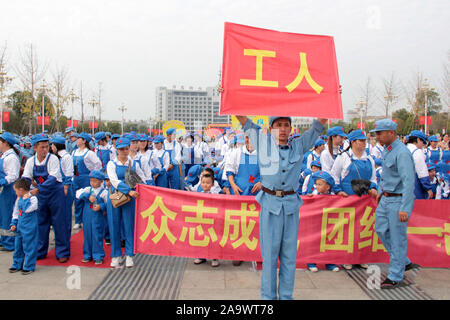 Jiangxi, Hunan en Chine. 18 Nov, 2019. Jiangxi, Chine 17 novembre 2019-.Les enseignants, élèves et parents d'espoir star pépinière de Suichuan, comté de la province a mené une activité parent-enfant de ''militaire et civils de la production de masse'' sur le thème de l'éducation patriotique.L'événement a attiré plus de 1 000 personnes de plus de 600 familles.vêtus de costumes spéciaux, ils ont été divisés en trois groupes : ouvriers, paysans et soldats. Ils ont joué le jeux de production tels que le labourage des champs, transport de l'eau, le repiquage du riz, céréales de battage et bénéficiant d'une récolte exceptionnelle.La Banque D'Images