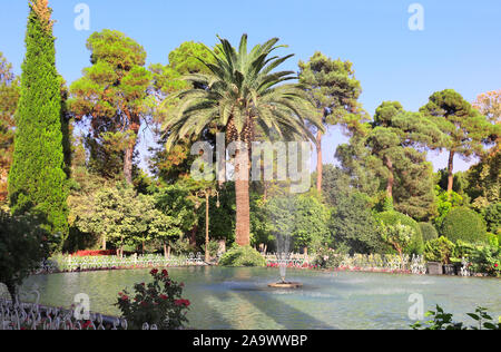 Dotée d'une fontaine dans le jardin botanique d'Eram (Bagh-e Eram, jardin du Paradis). Jardin Persan historique à Shiraz, Iran. Site du patrimoine mondial de l'UNESCO Banque D'Images