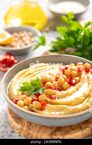 Houmous de pois chiches avec le tahini dans un bol. Apéritif végétarien sain. Une cuisine du Moyen-Orient Banque D'Images