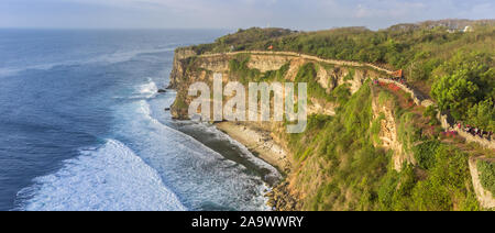 Panorama des falaises et l'océan à l'Ulu Watu temple à Bali, Indonésie Banque D'Images