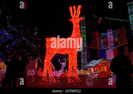 Stanley Park Vancouver affiche de Noël avec un grand renne rouge de lumière. 'Bright Nights dans Stanley Park' les congés annuels de l'affichage. Banque D'Images