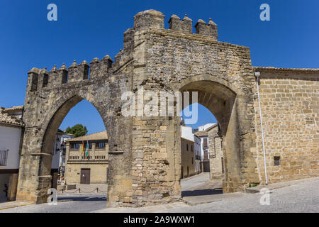 Porte de ville Puerta de Jaen dans la ville historique de Baeza, Espagne Banque D'Images