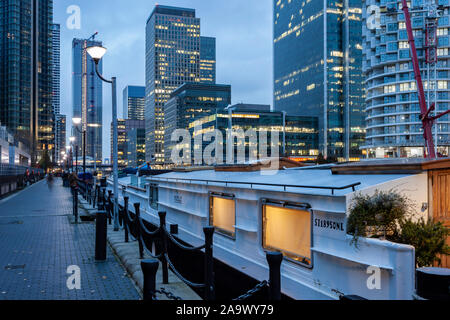 La nuit commence à Canary Wharf à Londres, en Angleterre. Banque D'Images