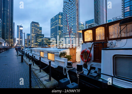 La nuit commence à Canary Wharf à Londres, en Angleterre. Banque D'Images