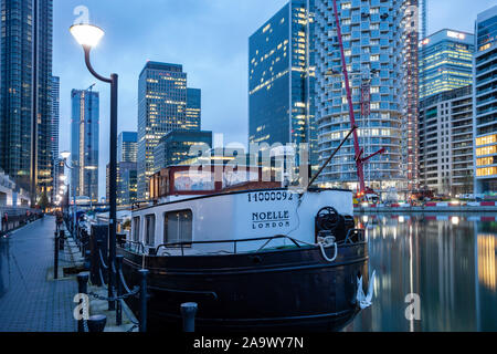 La nuit commence à Canary Wharf à Londres, en Angleterre. Banque D'Images