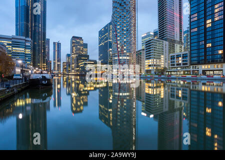 La nuit commence à Canary Wharf à Londres, en Angleterre. Banque D'Images