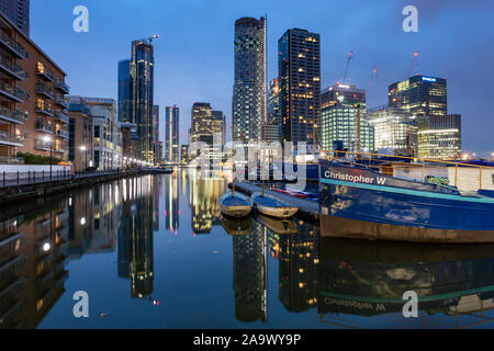 La nuit commence à Canary Wharf à Londres, en Angleterre. Banque D'Images