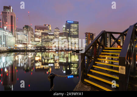 La nuit commence à Canary Wharf à Londres, en Angleterre. Banque D'Images