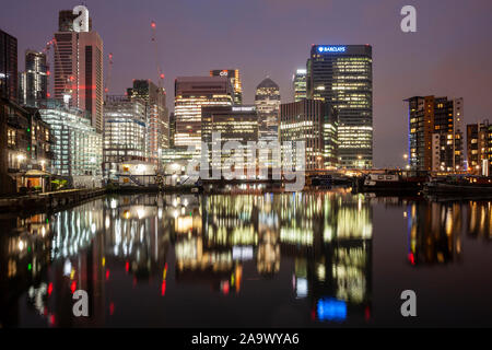 La nuit commence à Canary Wharf à Londres, en Angleterre. Banque D'Images