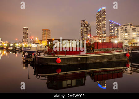 La nuit tombe sur les Docklands de Londres, en Angleterre. Banque D'Images