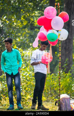 2019 Sijhora,novembre,Inde,.vendeur vend ballon ballon dans la juste Banque D'Images