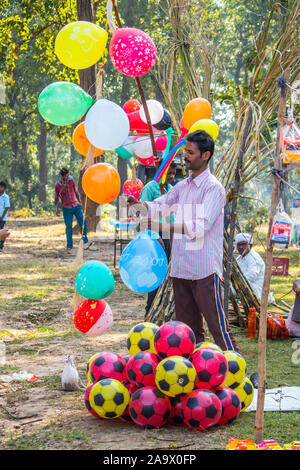 2019 Sijhora,novembre,Inde,.vendeur vend ballon ballon dans la juste Banque D'Images