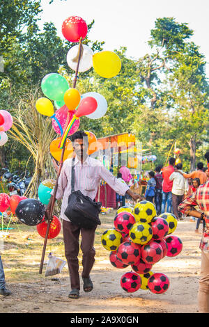 2019 Sijhora,novembre,Inde,.vendeur vend ballon ballon dans la juste Banque D'Images