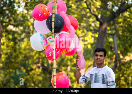 2019 Sijhora,novembre,Inde,.vendeur vend ballon ballon dans la juste Banque D'Images