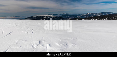 Vue depuis la colline de trou Vysoka Jeseniky mountains en République tchèque lors de belle journée d'hiver Banque D'Images