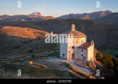 Chapelle Chiesa di Santa Maria della Pietà au lever du soleil avec paysage aride et la montagne de Corno Grande en arrière-plan, Rocca Calascio, Abruzzo, Italie Banque D'Images