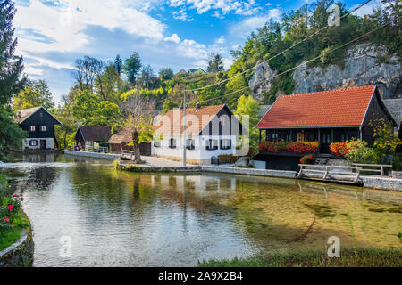 La Croatie, Rastoke, village près de Slunj en Croatie, vue panoramique de la campagne populaire destination touristique, de vieux moulins à eau sur les cascades de Korana r Banque D'Images