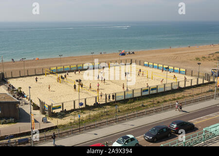 Brighton, Angleterre - 24 août 2019 : beach-volley avec des personnes jouant sur la promenade du front de mer. Banque D'Images