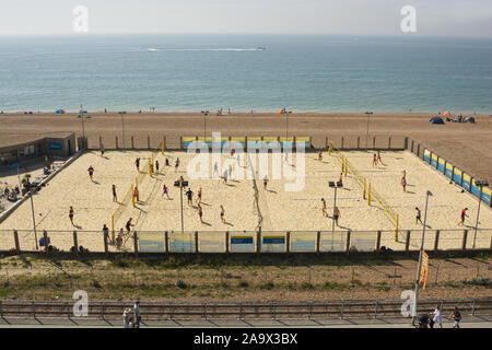 Brighton, Angleterre - 24 août 2019 : beach-volley avec des personnes jouant sur la promenade du front de mer. Banque D'Images