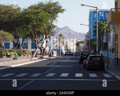 MINDELO, CAP VERT EN AVRIL 2019 : Road dans le centre-ville d'Afrique avec le terrain et d'arbres exotiques dans la ville africaine au carré avec l'île de Sao Vicente Banque D'Images