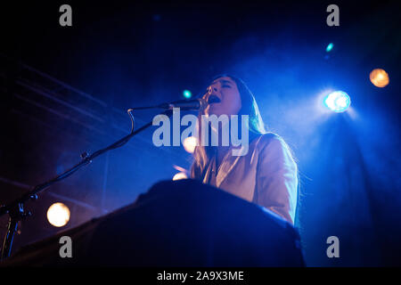 Oslo, Norvège. 17 novembre, 2019. Le chanteur, auteur-compositeur et musicien Weyes Blood effectue un concert live au Parkteatret à Oslo. (Photo crédit : Gonzales Photo/Tord Litleskare/Alamy Live News). Banque D'Images