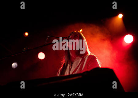 Oslo, Norvège. 17 novembre, 2019. Le chanteur, auteur-compositeur et musicien Weyes Blood effectue un concert live au Parkteatret à Oslo. (Photo crédit : Gonzales Photo/Tord Litleskare/Alamy Live News). Banque D'Images