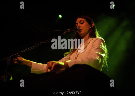 Oslo, Norvège. 17 novembre, 2019. Le chanteur, auteur-compositeur et musicien Weyes Blood effectue un concert live au Parkteatret à Oslo. (Photo crédit : Gonzales Photo/Tord Litleskare/Alamy Live News). Banque D'Images