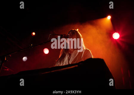 Oslo, Norvège. 17 novembre, 2019. Le chanteur, auteur-compositeur et musicien Weyes Blood effectue un concert live au Parkteatret à Oslo. (Photo crédit : Gonzales Photo/Tord Litleskare/Alamy Live News). Banque D'Images