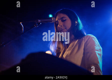 Oslo, Norvège. 17 novembre, 2019. Le chanteur, auteur-compositeur et musicien Weyes Blood effectue un concert live au Parkteatret à Oslo. (Photo crédit : Gonzales Photo/Tord Litleskare/Alamy Live News). Banque D'Images