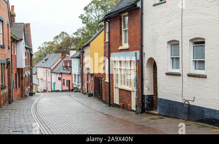 Une rangée de vieilles maisons pittoresques le long Maidenburgh Street dans l'historique quartier hollandais de Colchester, Essex, Angleterre. Banque D'Images