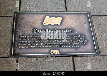 Une plaque dans le trottoir donne des détails de la Colchester Quartier Hollandais et comment l'économie de Colchester a prospéré avec l'arrivée des tisserands flamands. Banque D'Images