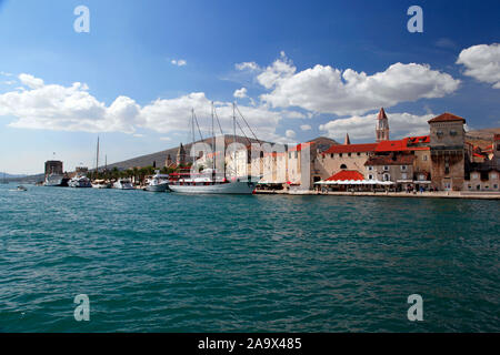 Blick auf die Altstadt von Trogir mit dem Turm der St Laurentius Kirche im Hintergrund, Dalmatien, Kroatien Banque D'Images